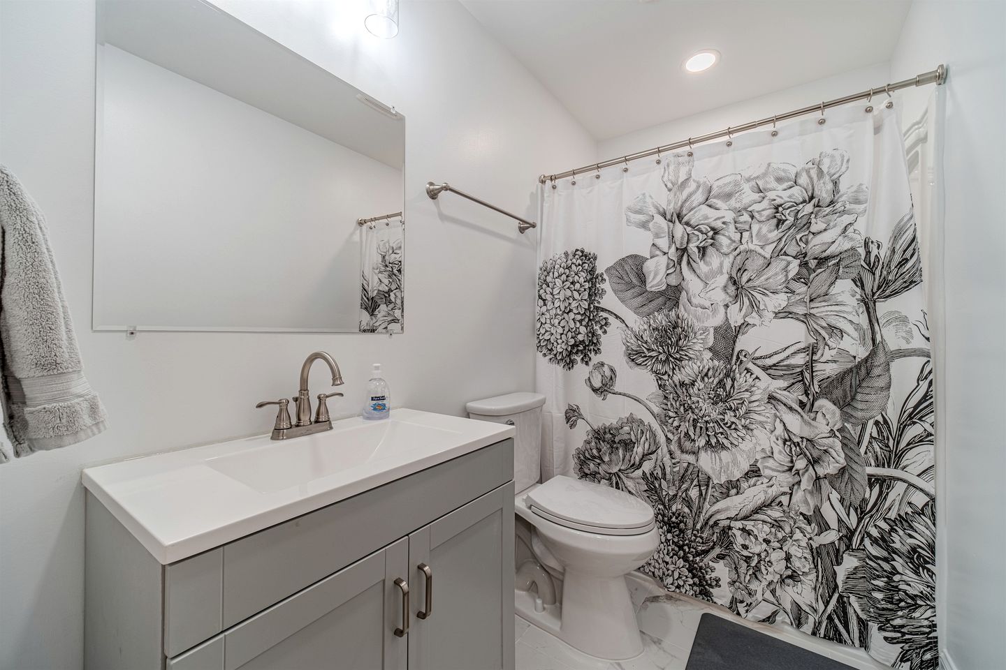 Amazing Modern Cabin with Games, Hot Tub, and Beautiful Views from the Deck for an Unforgettable Getaway in Helen, Georgia