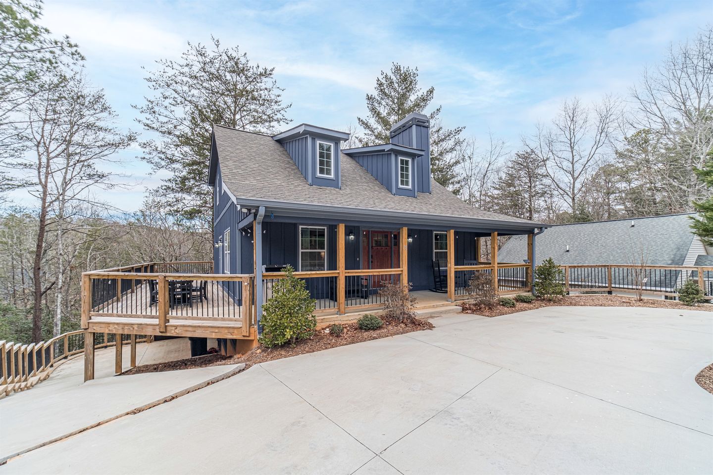 Amazing Modern Cabin with Games, Hot Tub, and Beautiful Views from the Deck for an Unforgettable Getaway in Helen, Georgia