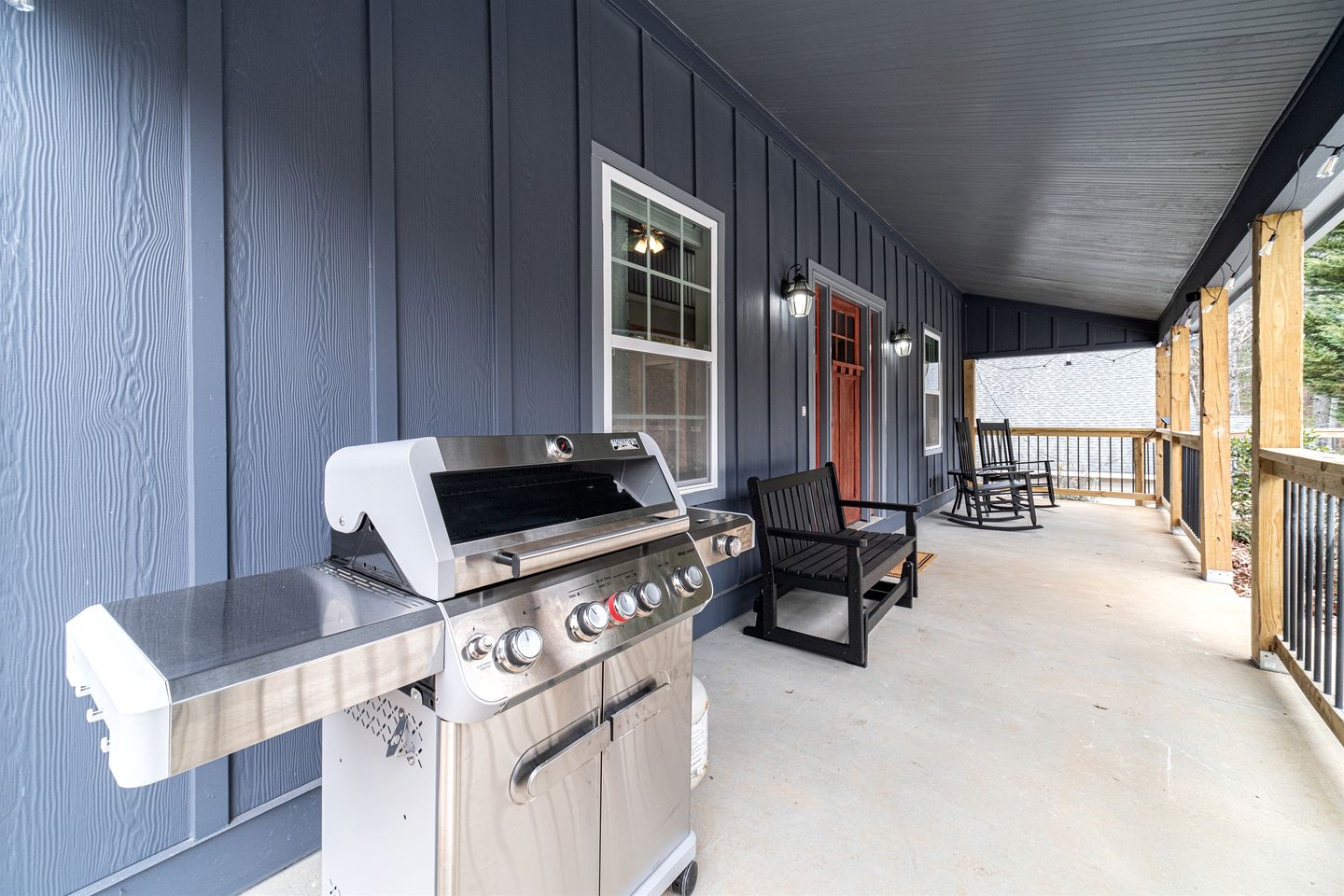 Amazing Modern Cabin with Games, Hot Tub, and Beautiful Views from the Deck for an Unforgettable Getaway in Helen, Georgia