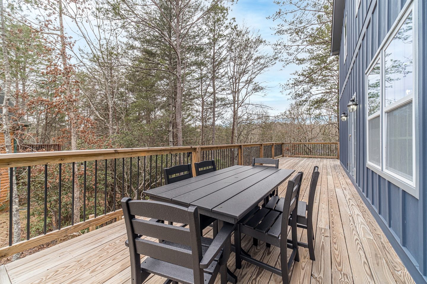 Amazing Modern Cabin with Games, Hot Tub, and Beautiful Views from the Deck for an Unforgettable Getaway in Helen, Georgia
