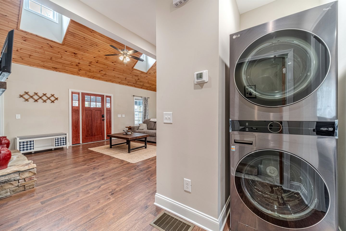 Amazing Modern Cabin with Games, Hot Tub, and Beautiful Views from the Deck for an Unforgettable Getaway in Helen, Georgia