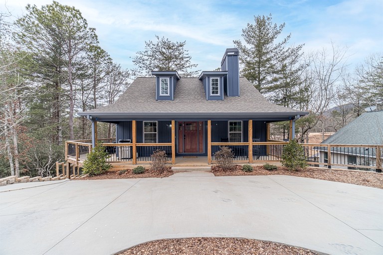 Amazing Modern Cabin with Games, Hot Tub, and Beautiful Views from the Deck for an Unforgettable Getaway in Helen, Georgia