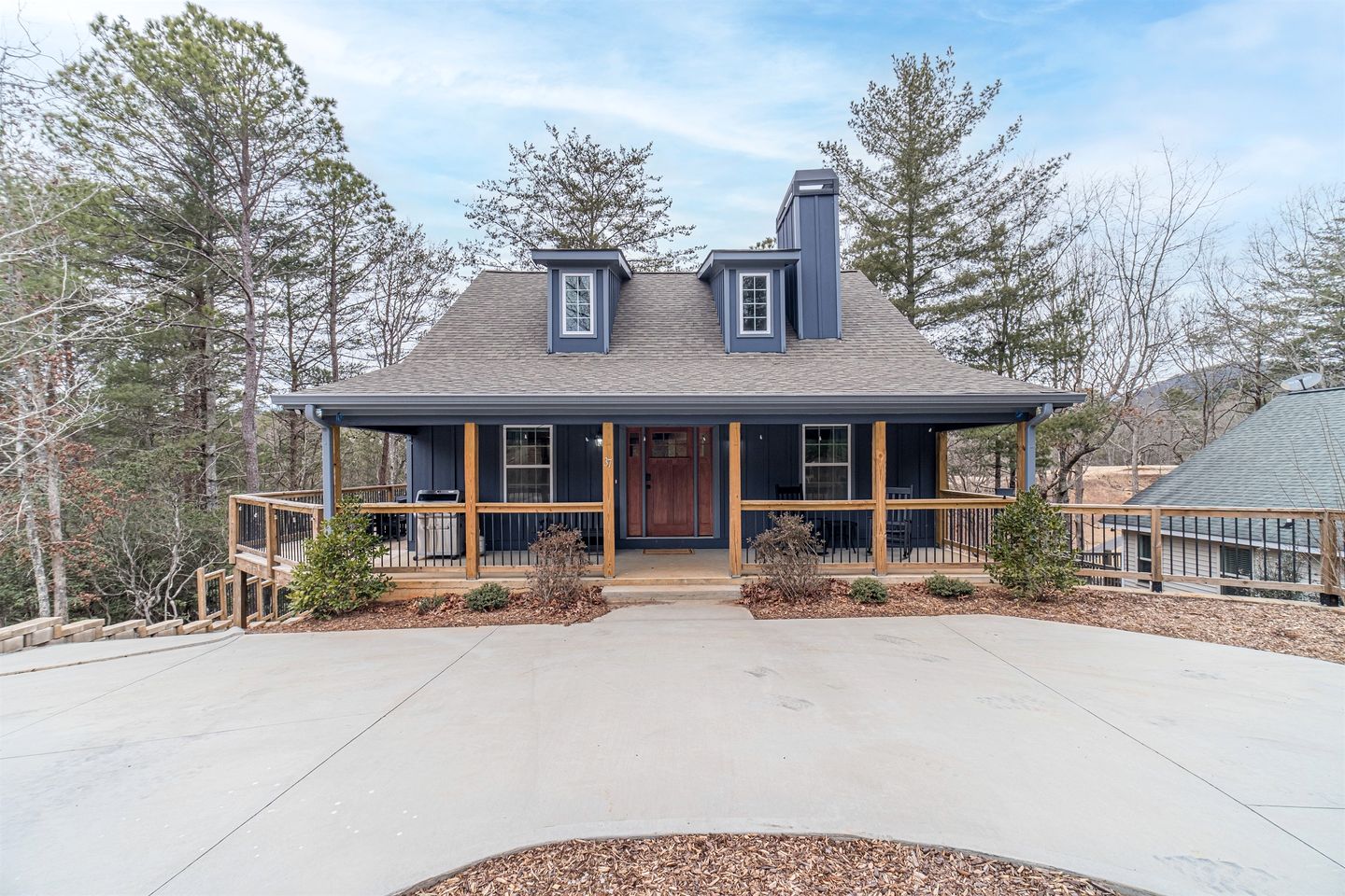 Amazing Modern Cabin with Games, Hot Tub, and Beautiful Views from the Deck for an Unforgettable Getaway in Helen, Georgia
