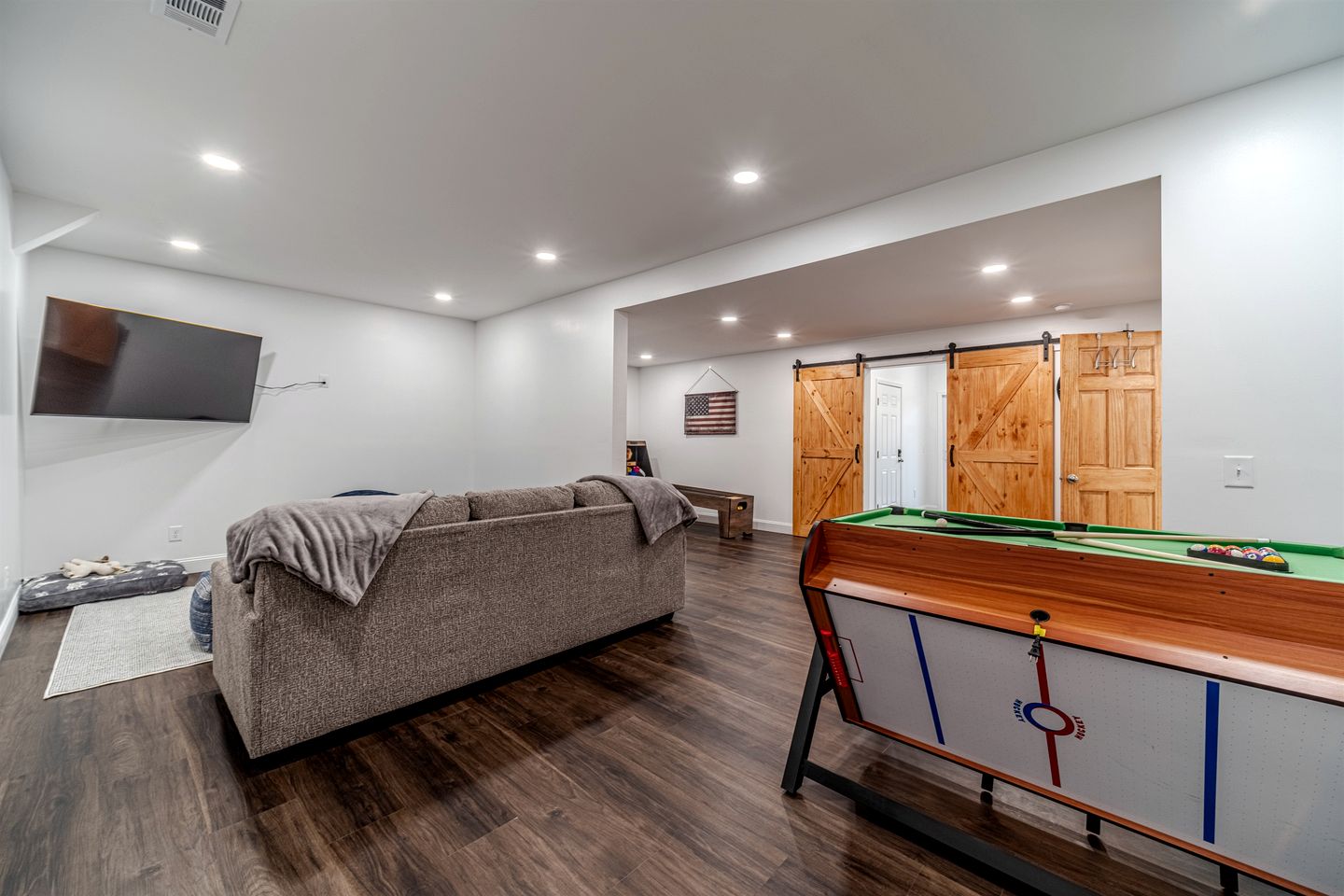 Amazing Modern Cabin with Games, Hot Tub, and Beautiful Views from the Deck for an Unforgettable Getaway in Helen, Georgia