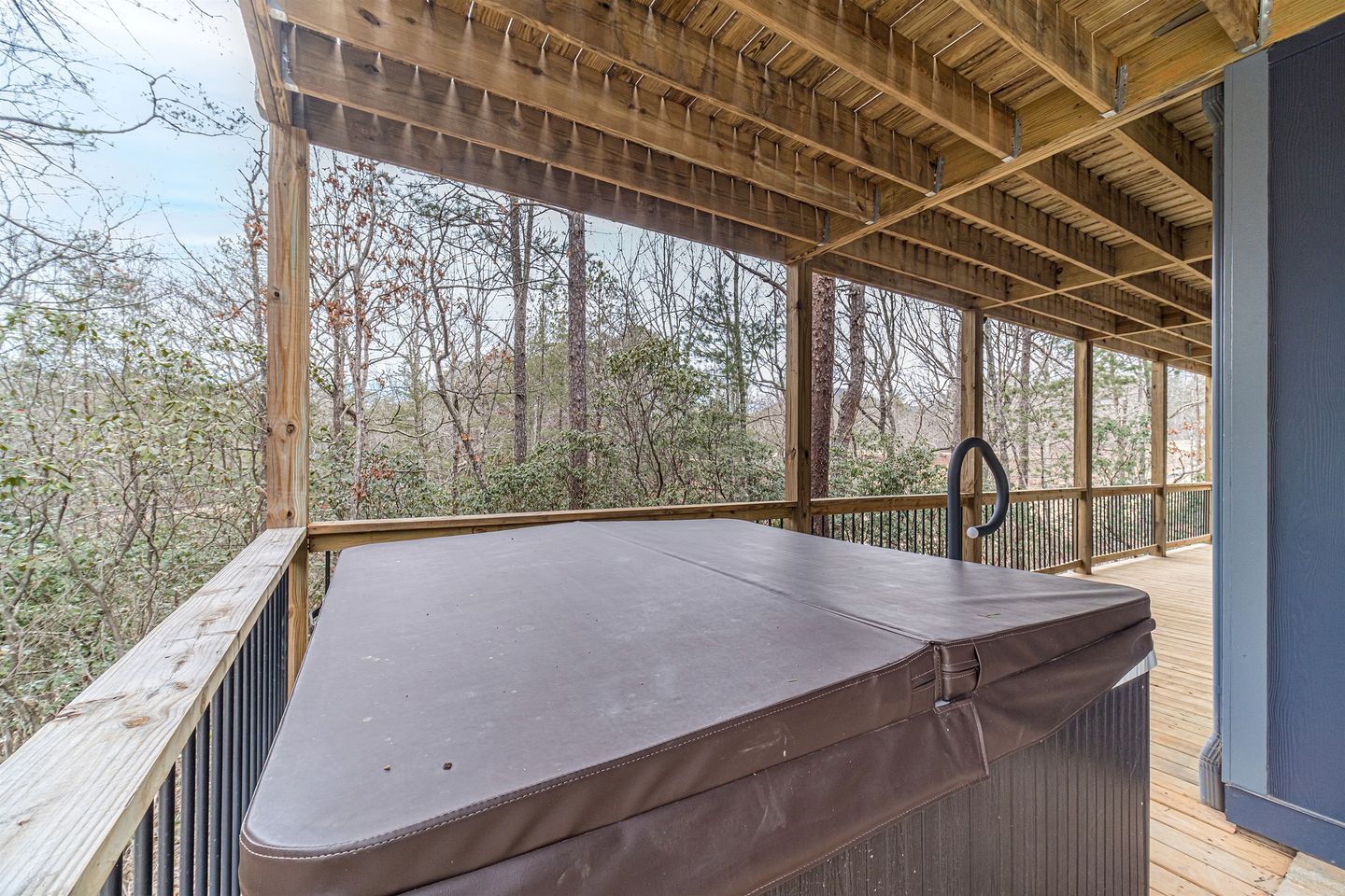 Amazing Modern Cabin with Games, Hot Tub, and Beautiful Views from the Deck for an Unforgettable Getaway in Helen, Georgia