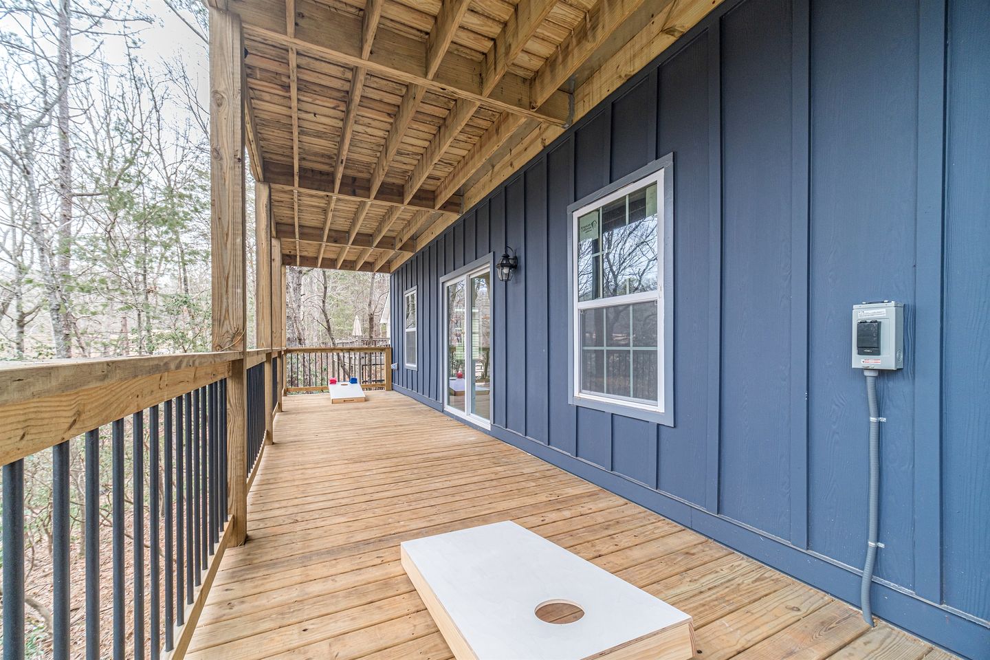 Amazing Modern Cabin with Games, Hot Tub, and Beautiful Views from the Deck for an Unforgettable Getaway in Helen, Georgia