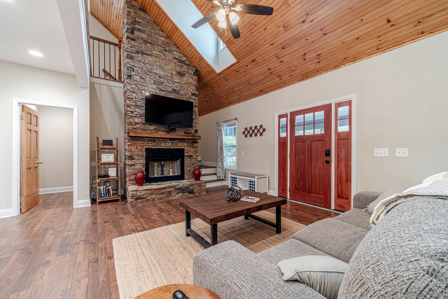 Amazing Modern Cabin with Games, Hot Tub, and Beautiful Views from the Deck for an Unforgettable Getaway in Helen, Georgia