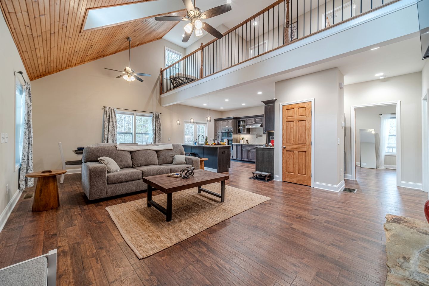 Amazing Modern Cabin with Games, Hot Tub, and Beautiful Views from the Deck for an Unforgettable Getaway in Helen, Georgia