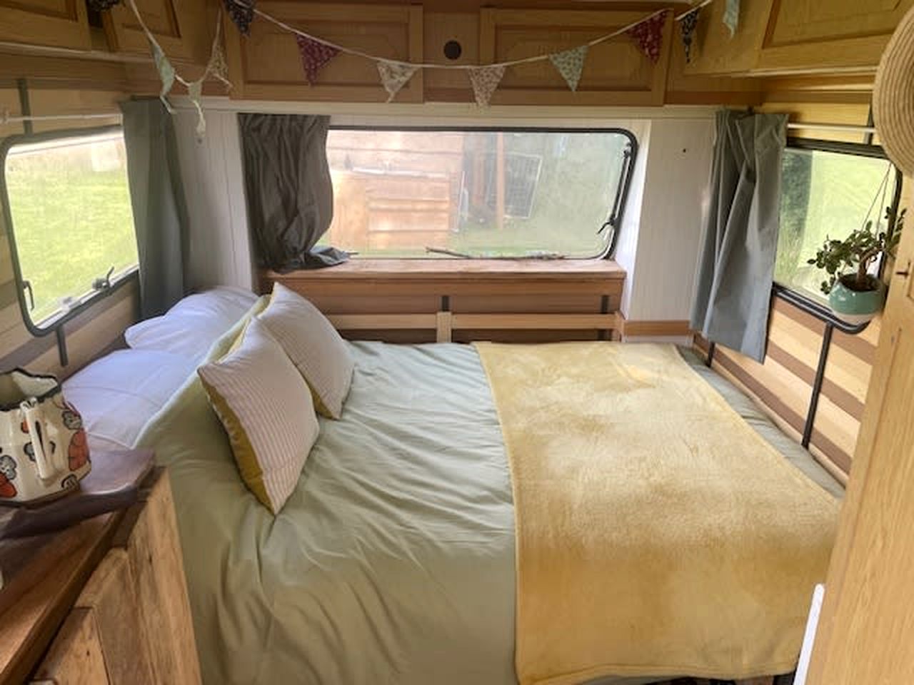 Peaceful Countryside Caravan Escape with Outdoor Living in England, United Kingdom