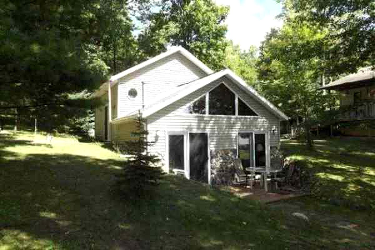 Rustic Cabin Rental on Shores of Diamond Lake in Minocqua, Wisconsin