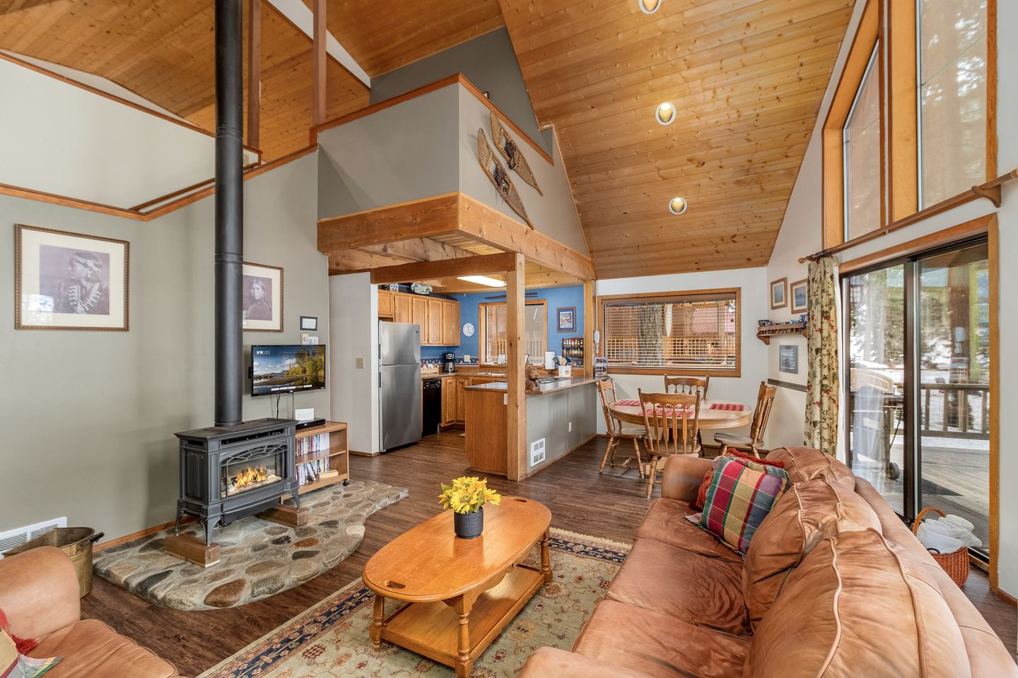 Rustic Pet-Friendly Cabin with Private Riverbank and Hot Tub near Leavenworth, Washington