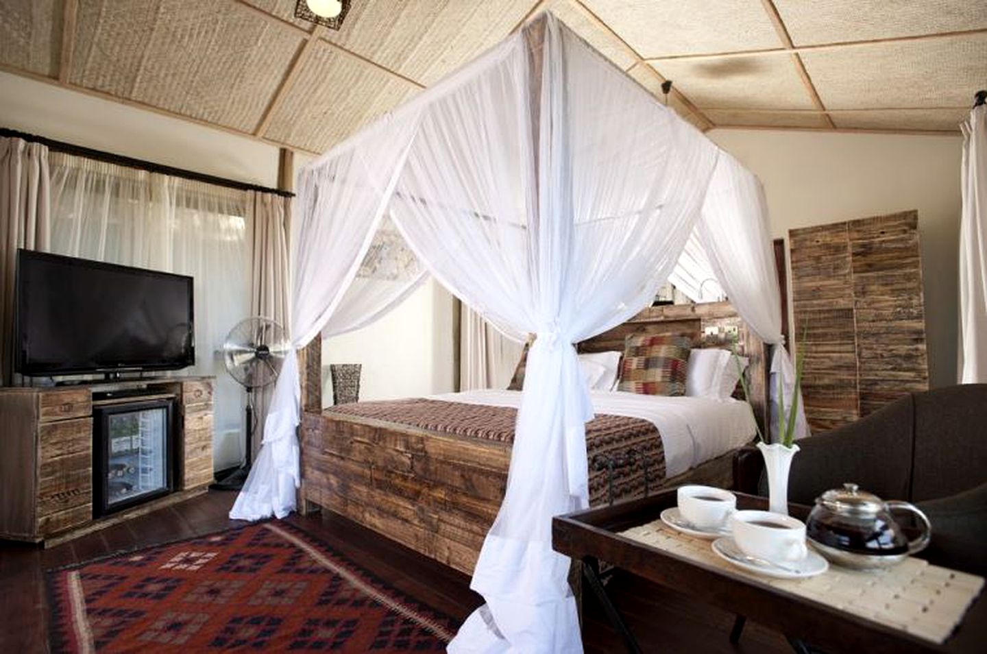 Romantic Cabin Getaway with Lake Victoria Views in Kisumu, Kenya