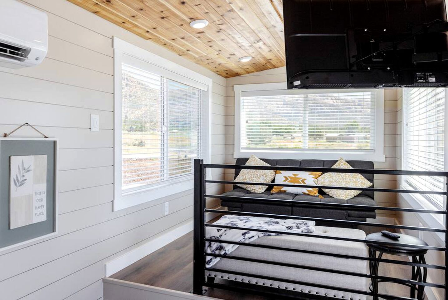 Scenic Retreat: Tiny House with Hot Tub in the Countryside Near Zion National Park, Utah