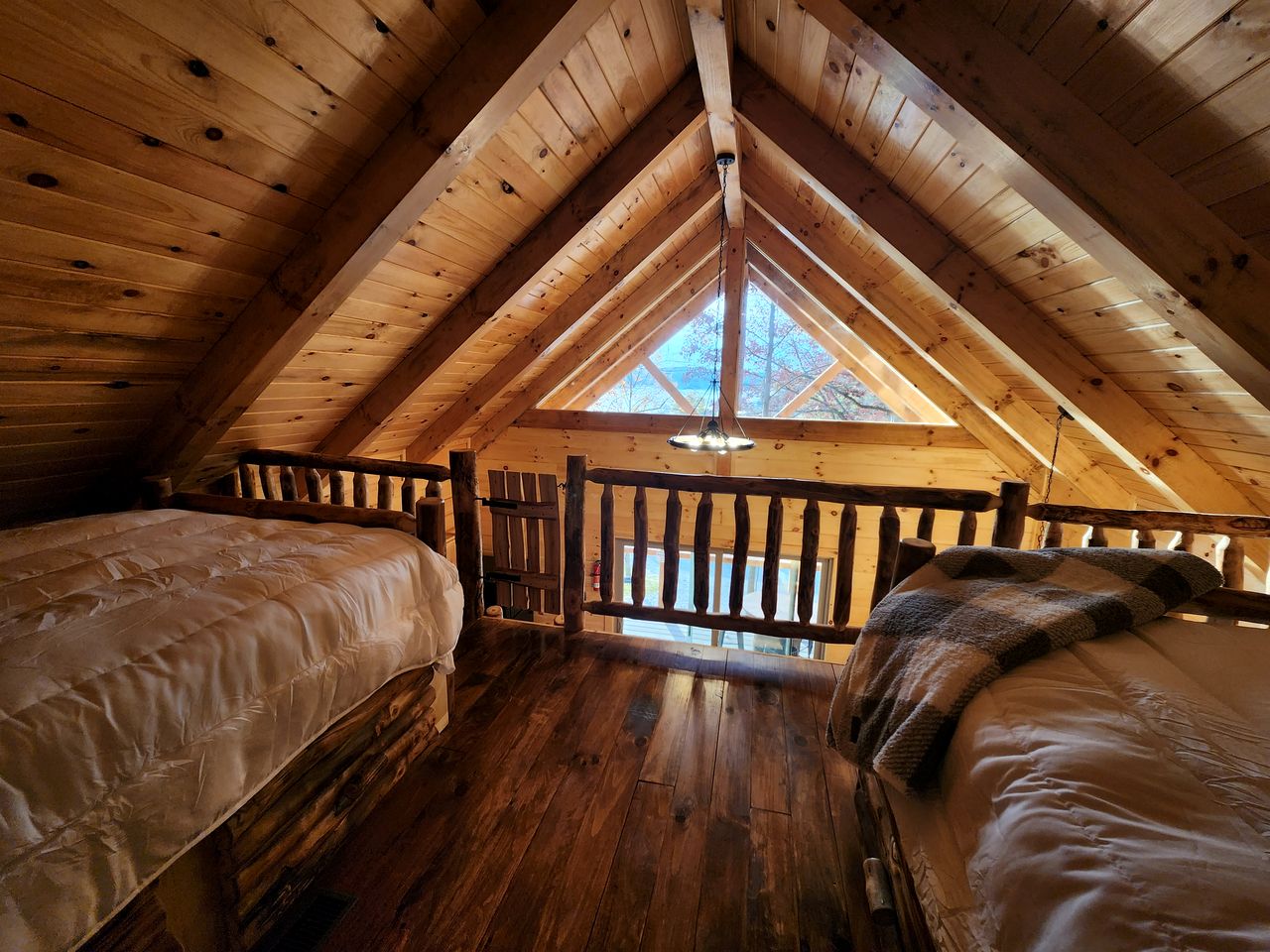 Modern Spacious Cabin near Tappan Lake with Jacuzzi and Panoramic Views in Ohio