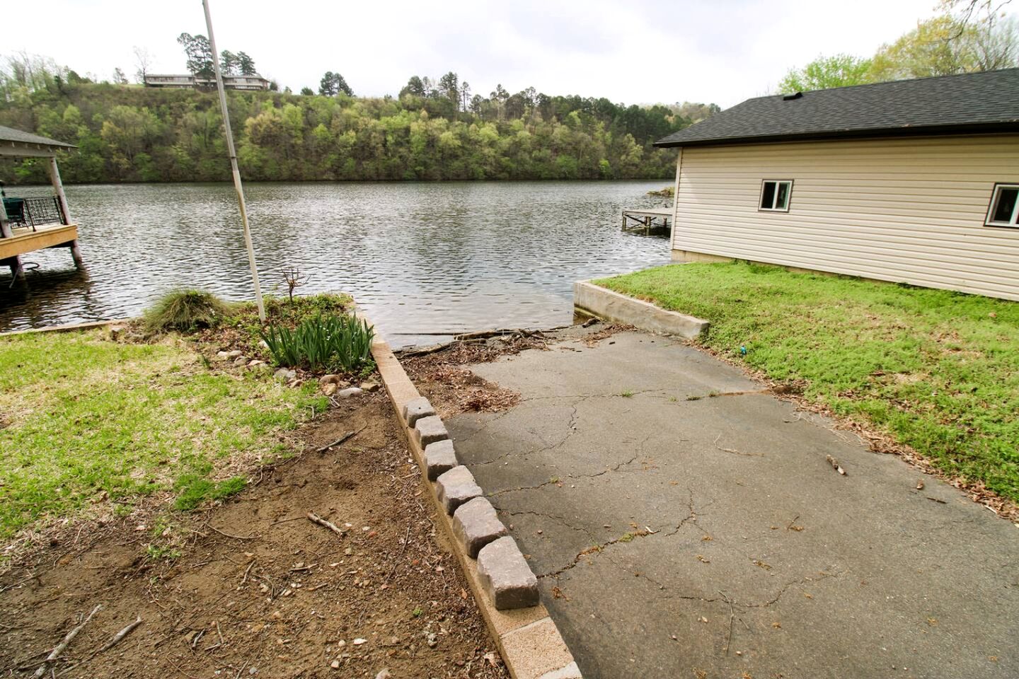Modern Lake House near Hot Springs National Park in Arkansas, Complete with Private Dock and Woodburning Stove