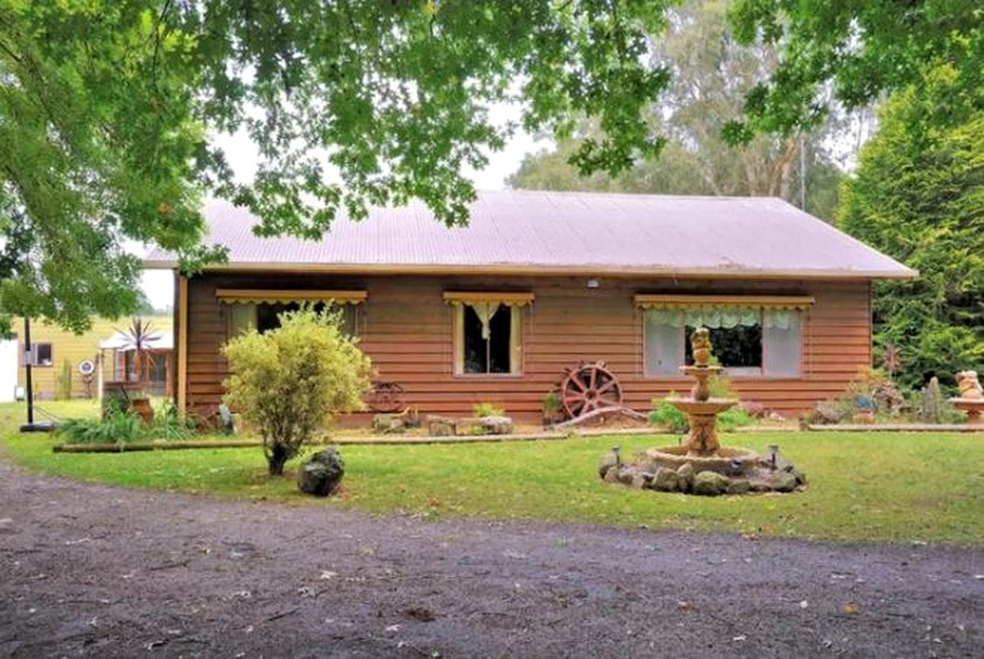 Charming Family-Friendly Cabin with Wi-Fi near Jindivick, Victoria