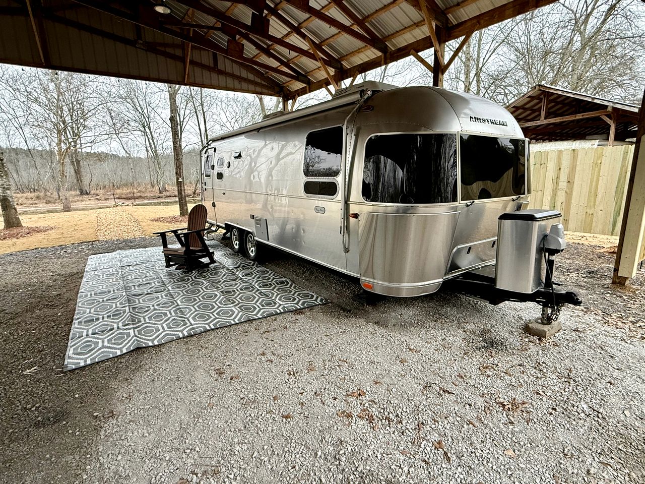 Peaceful Lakeside Covered Airstream with Firepit & Kayaks Near Centre, AL