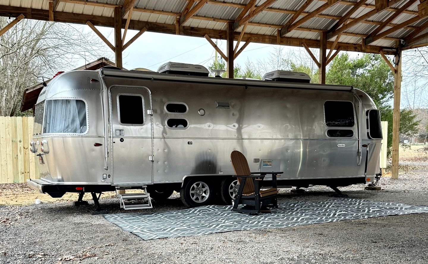 Peaceful Lakeside Covered Airstream with Firepit & Kayaks Near Centre, AL