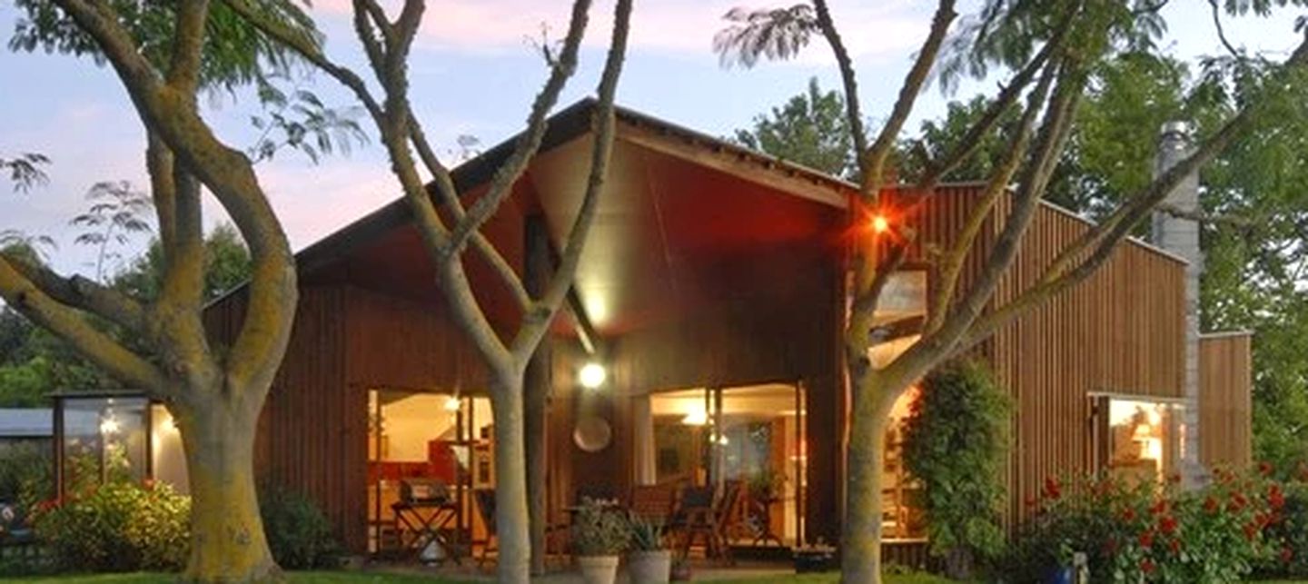 Large Comfortable Cottage with Fireplace in Hawkes Bay, New Zealand