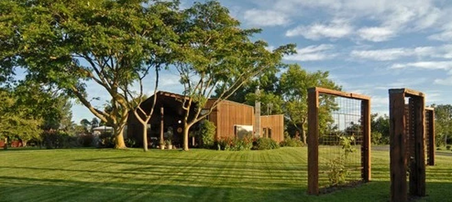 Large Comfortable Cottage with Fireplace in Hawkes Bay, New Zealand