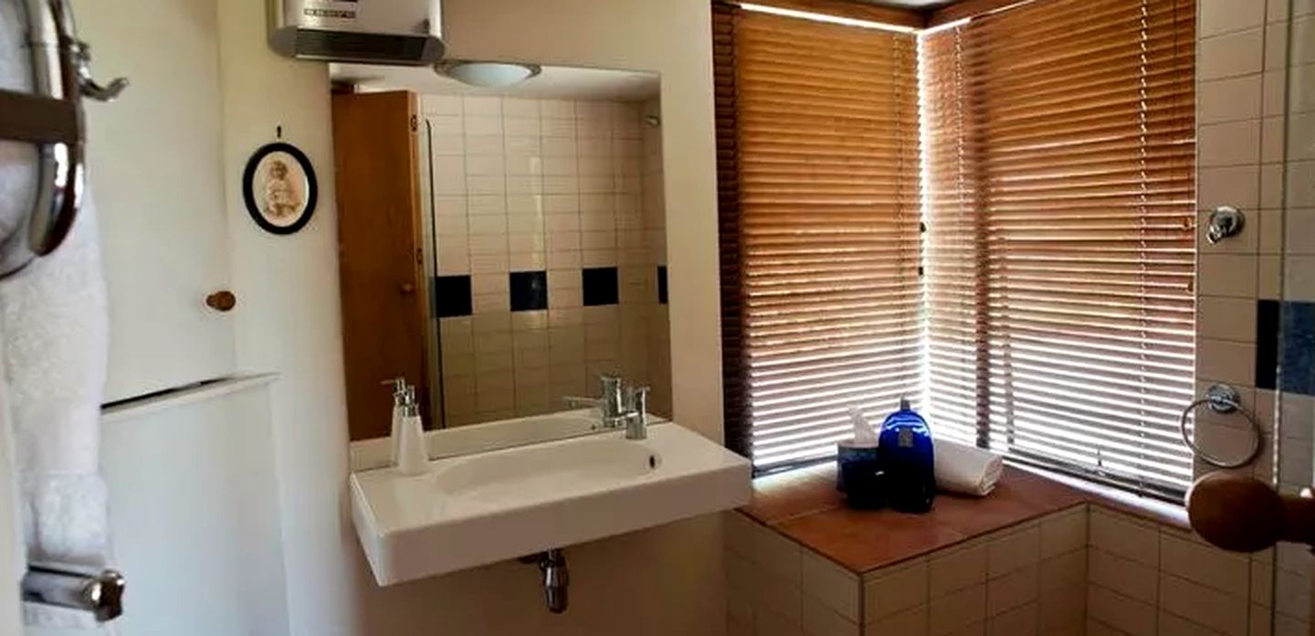 Large Comfortable Cottage with Fireplace in Hawkes Bay, New Zealand