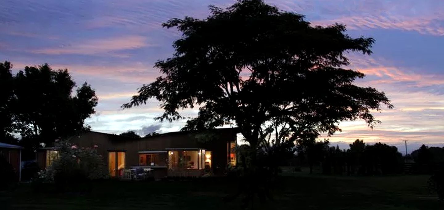 Large Comfortable Cottage with Fireplace in Hawkes Bay, New Zealand