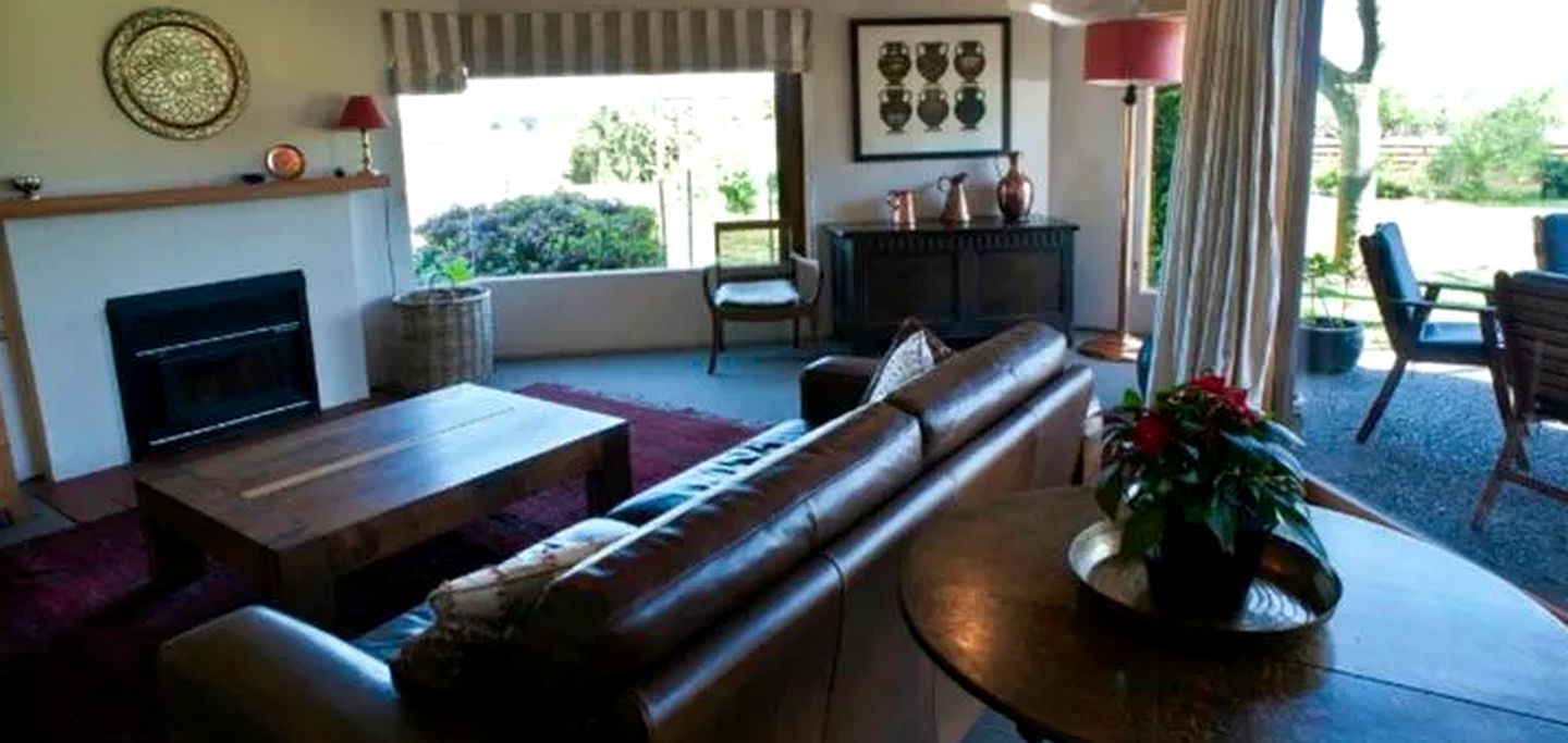 Large Comfortable Cottage with Fireplace in Hawkes Bay, New Zealand