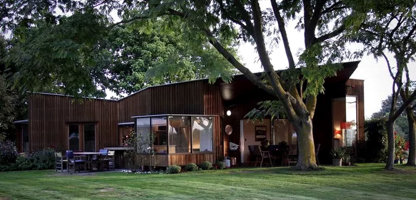 Large Comfortable Cottage with Fireplace in Hawkes Bay, New Zealand