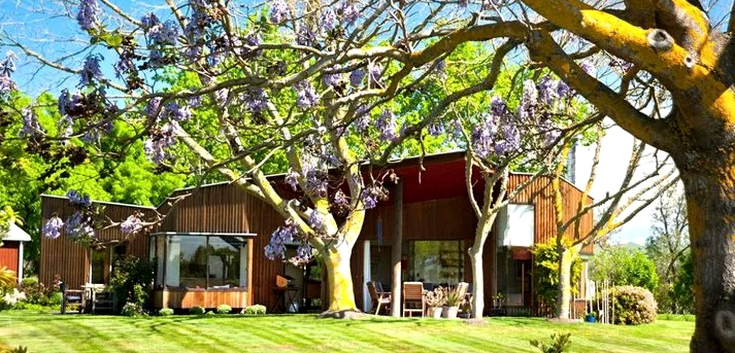 Large Comfortable Cottage with Fireplace in Hawkes Bay, New Zealand