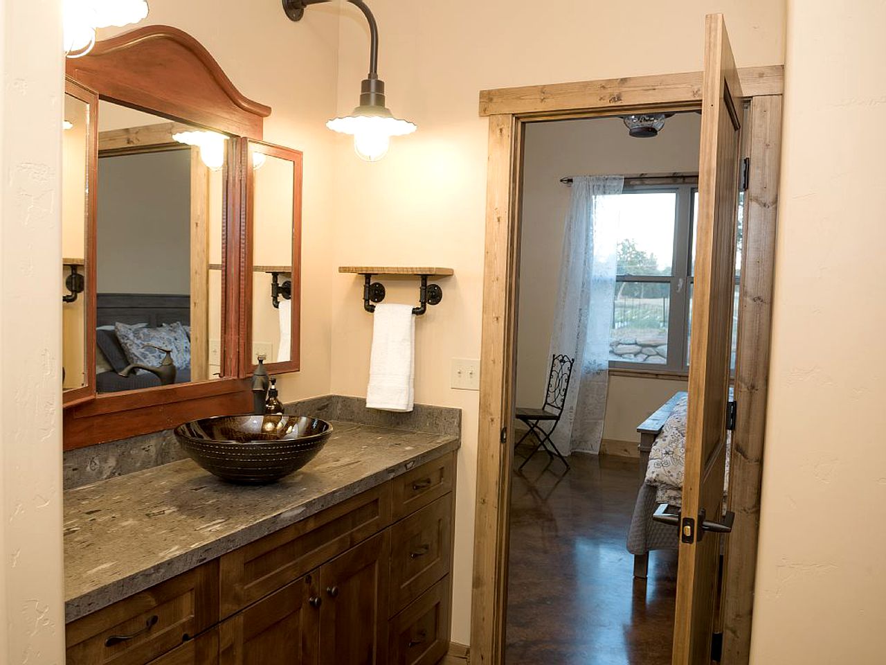 Exquisite Cottage Rental on Peaceful Vineyard near Bear Valley, California