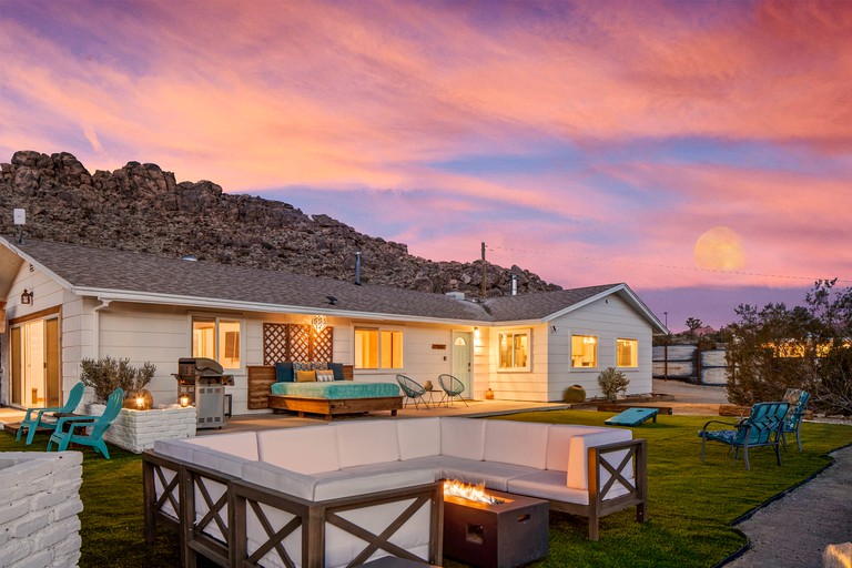 Joshua Tree Glamping Escape with a Pool & Spa, Ideal to Discover Monument Manor