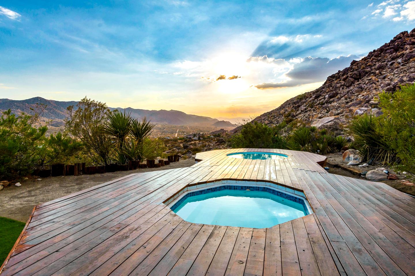 Joshua Tree Glamping Escape with a Pool & Spa, Ideal to Discover Monument Manor