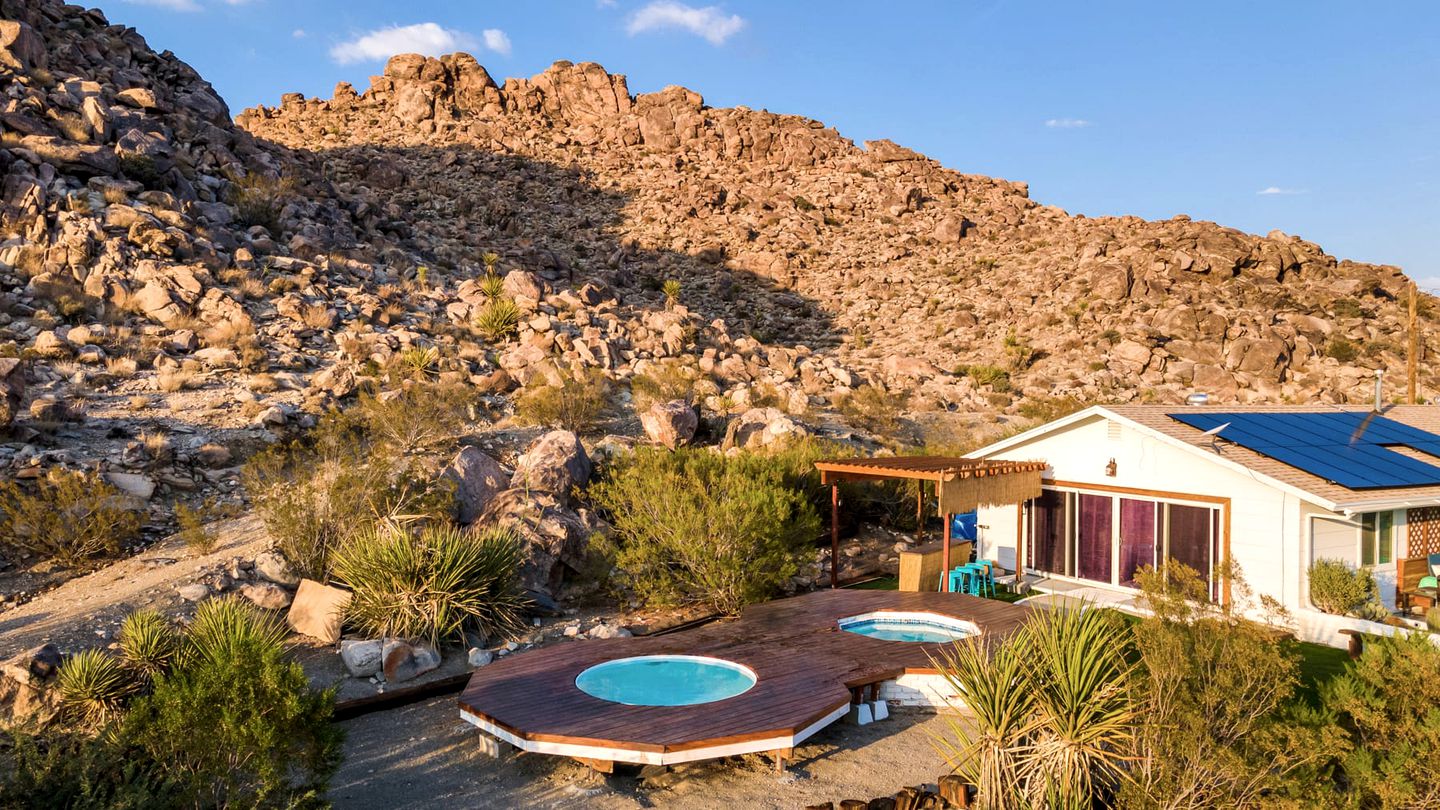 Joshua Tree Glamping Escape with a Pool & Spa, Ideal to Discover Monument Manor