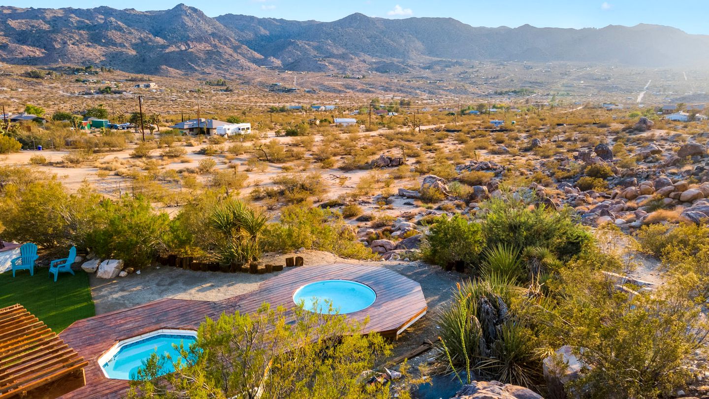 Joshua Tree Glamping Escape with a Pool & Spa, Ideal to Discover Monument Manor