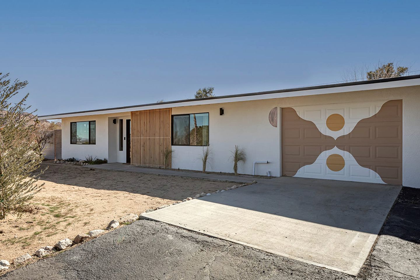 Rustic Vacation Rental with Private Hot Tub and Cowboy Tub-Pool, Walking Distance from Downtown Joshua Tree, California