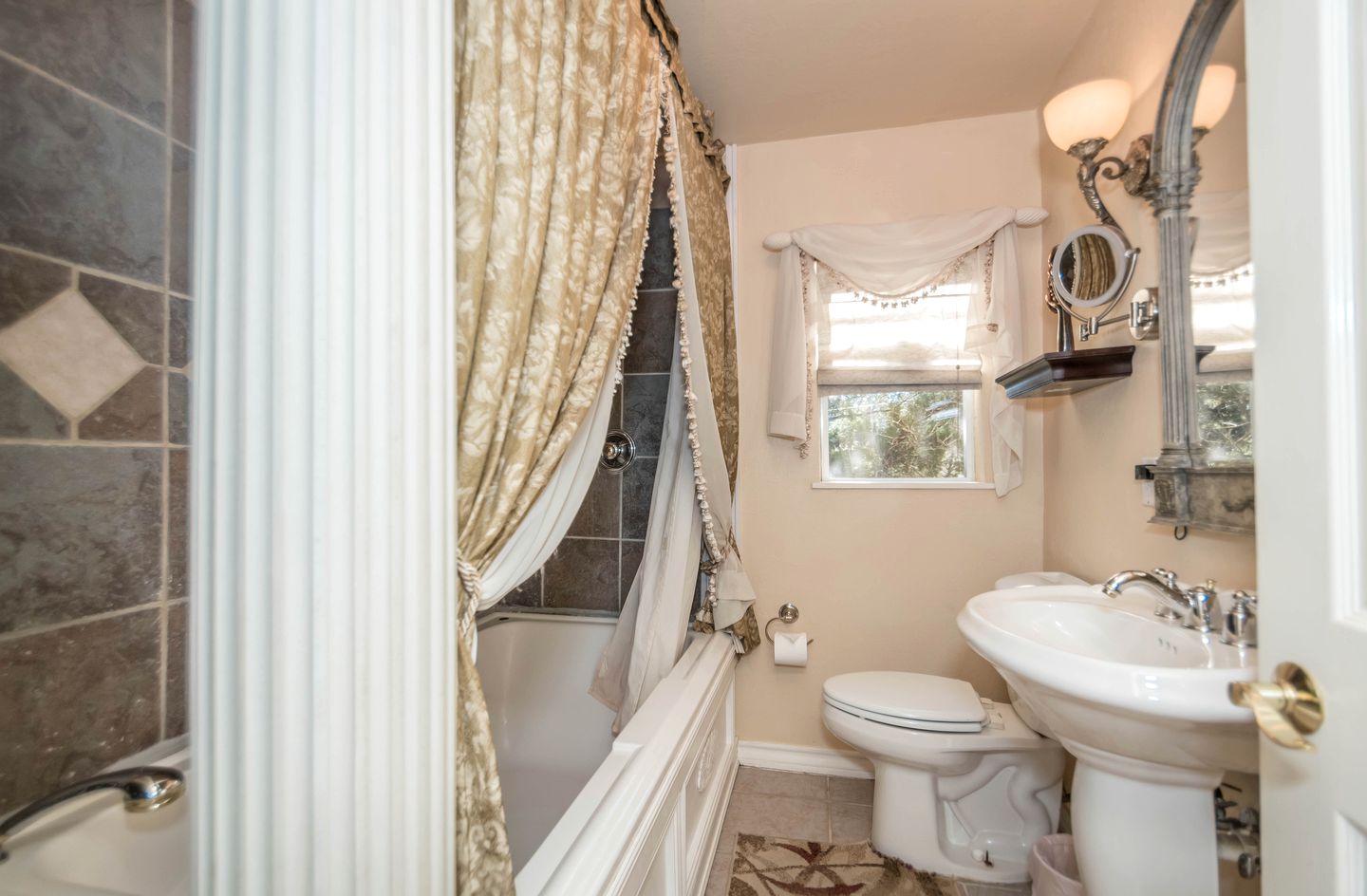 Joyful Cottage Rental for Couples with Poolside Cabana near San Antonio, TX