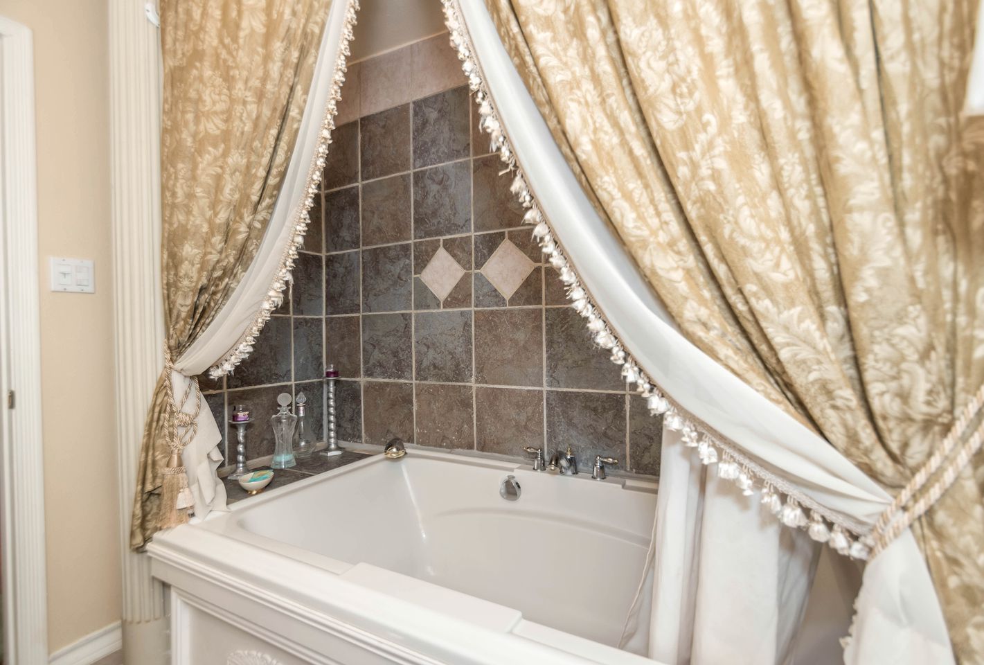 Joyful Cottage Rental for Couples with Poolside Cabana near San Antonio, TX