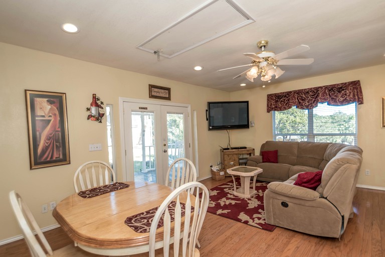 Cottages (Helotes, Texas, United States)