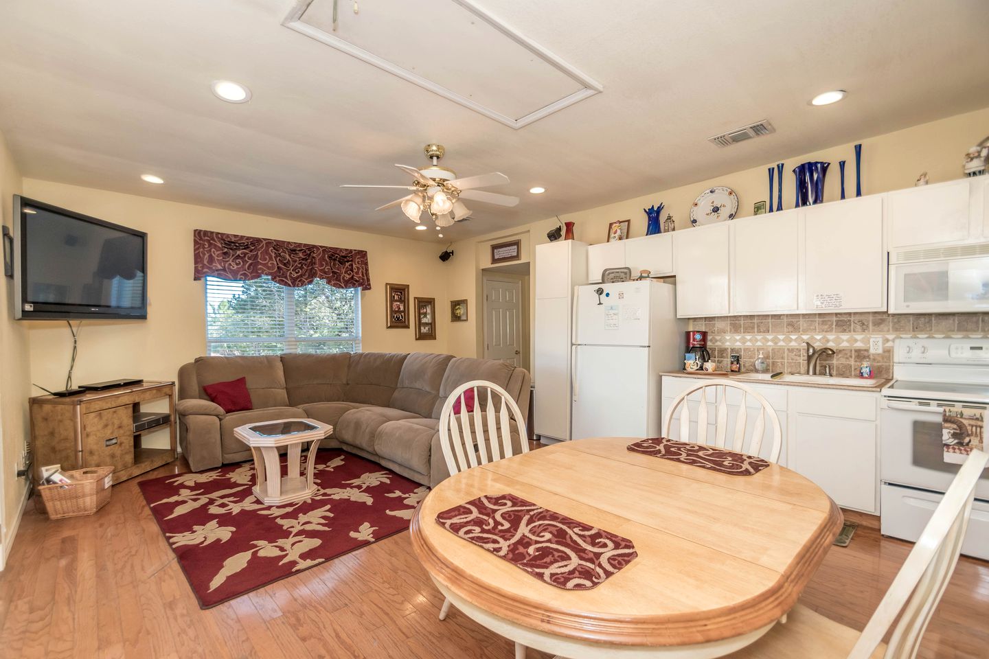 Joyful Cottage Rental for Couples with Poolside Cabana near San Antonio, TX