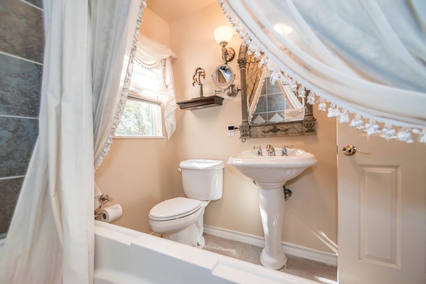 Joyful Cottage Rental for Couples with Poolside Cabana near San Antonio, TX