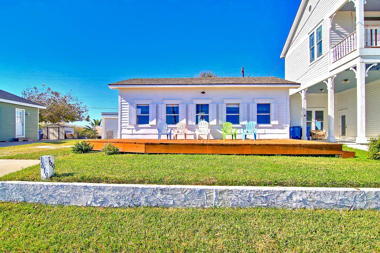 Coast-front Cottage with Barbecue and Hammocks Perfect for Water Sports in Rockport, Texas