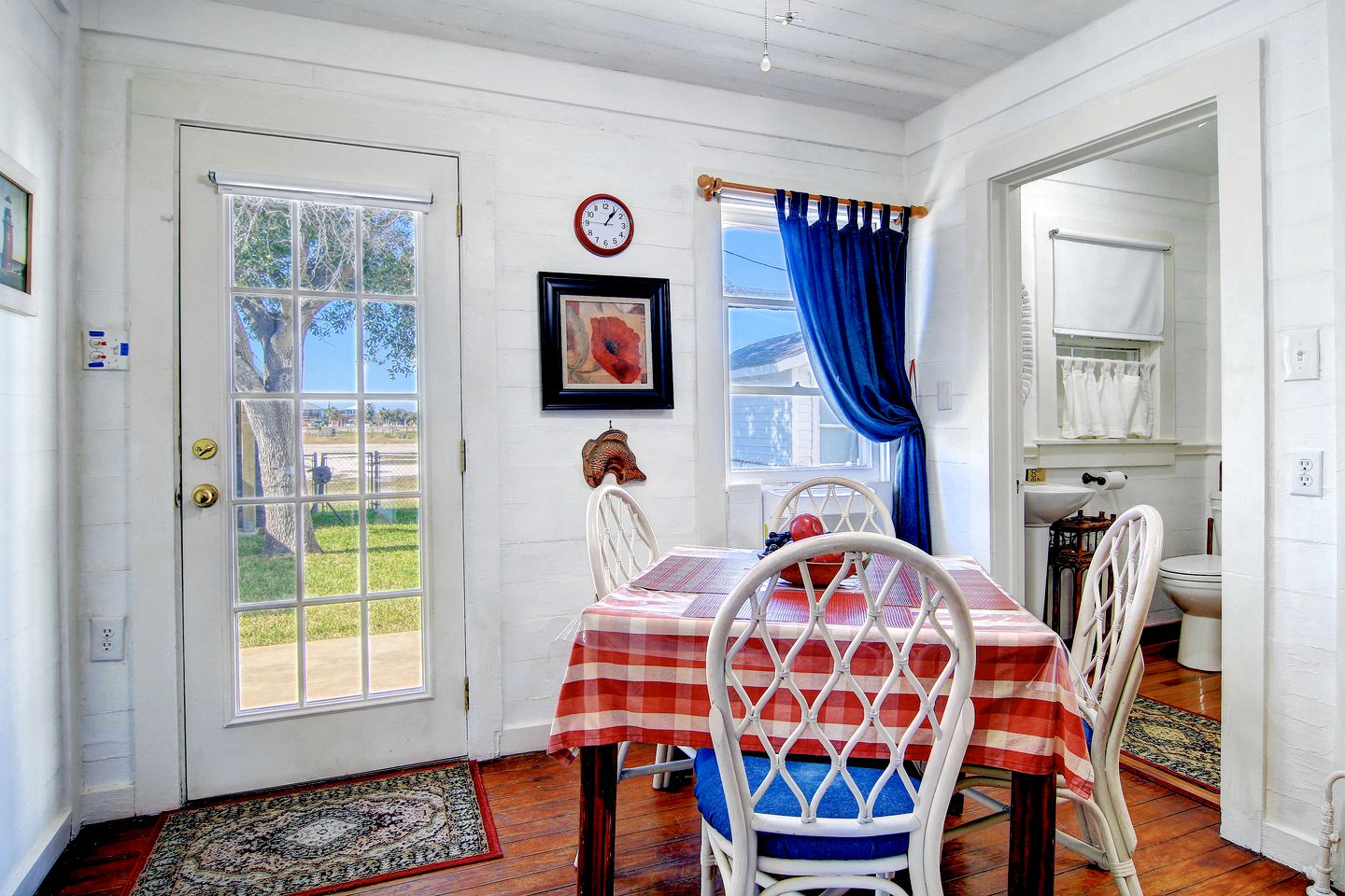 Coast-front Cottage with Barbecue and Hammocks Perfect for Water Sports in Rockport, Texas