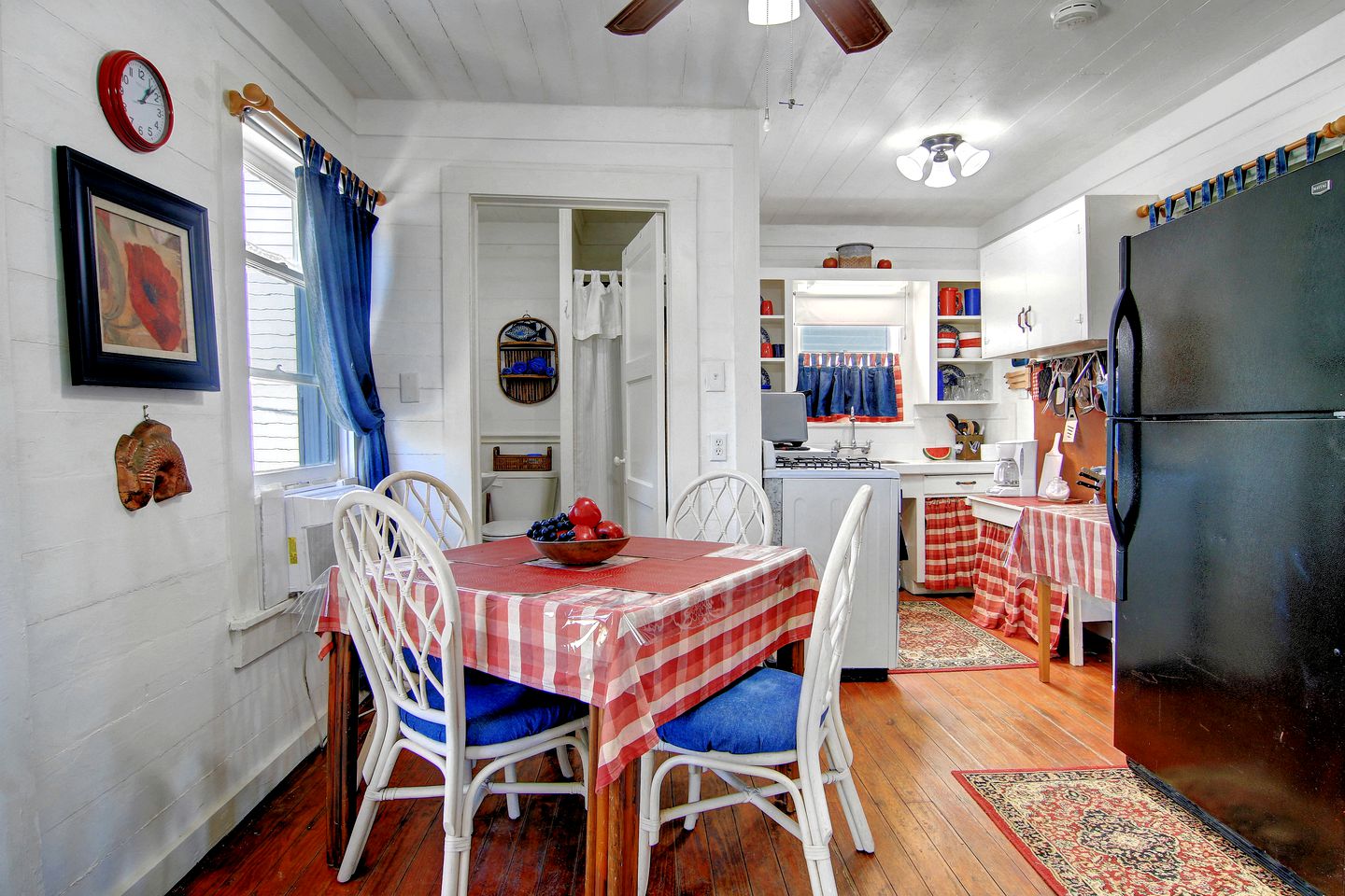 Coast-front Cottage with Barbecue and Hammocks Perfect for Water Sports in Rockport, Texas