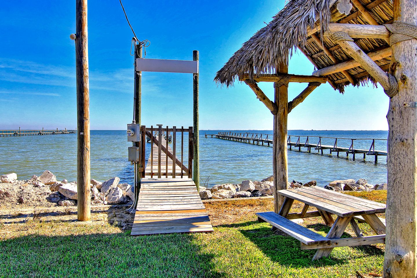Coast-front Cottage with Barbecue and Hammocks Perfect for Water Sports in Rockport, Texas