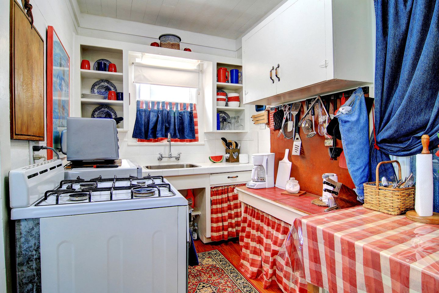 Coast-front Cottage with Barbecue and Hammocks Perfect for Water Sports in Rockport, Texas
