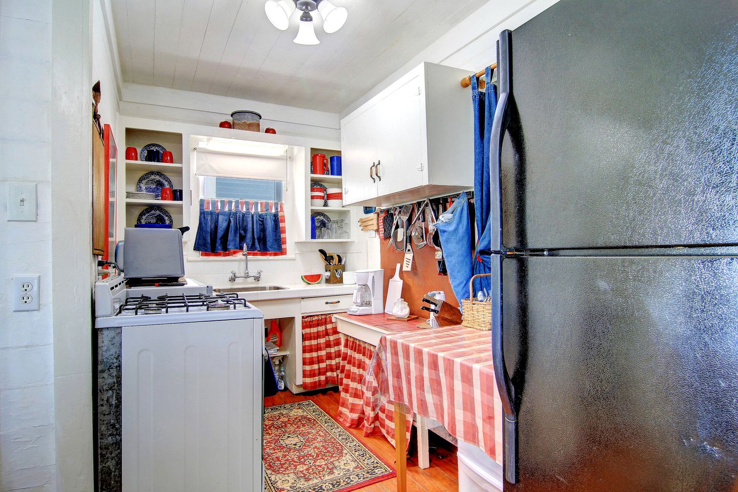 Coast-front Cottage with Barbecue and Hammocks Perfect for Water Sports in Rockport, Texas