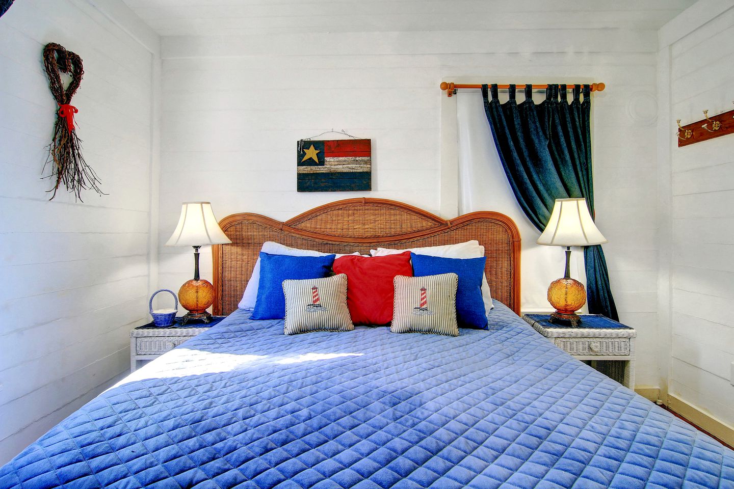 Coast-front Cottage with Barbecue and Hammocks Perfect for Water Sports in Rockport, Texas