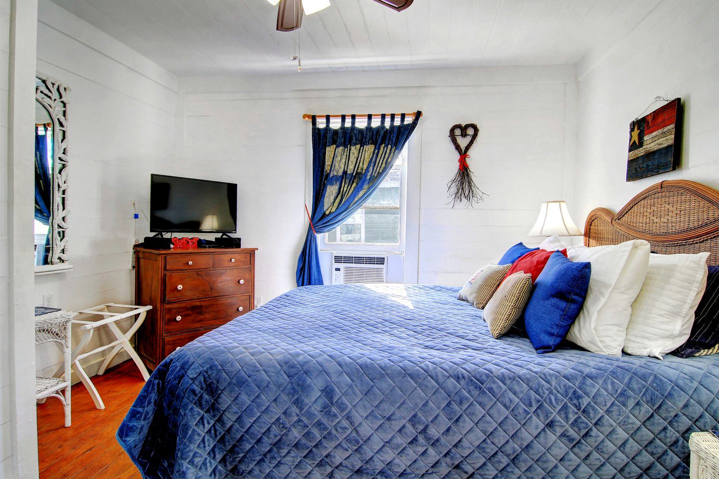 Coast-front Cottage with Barbecue and Hammocks Perfect for Water Sports in Rockport, Texas