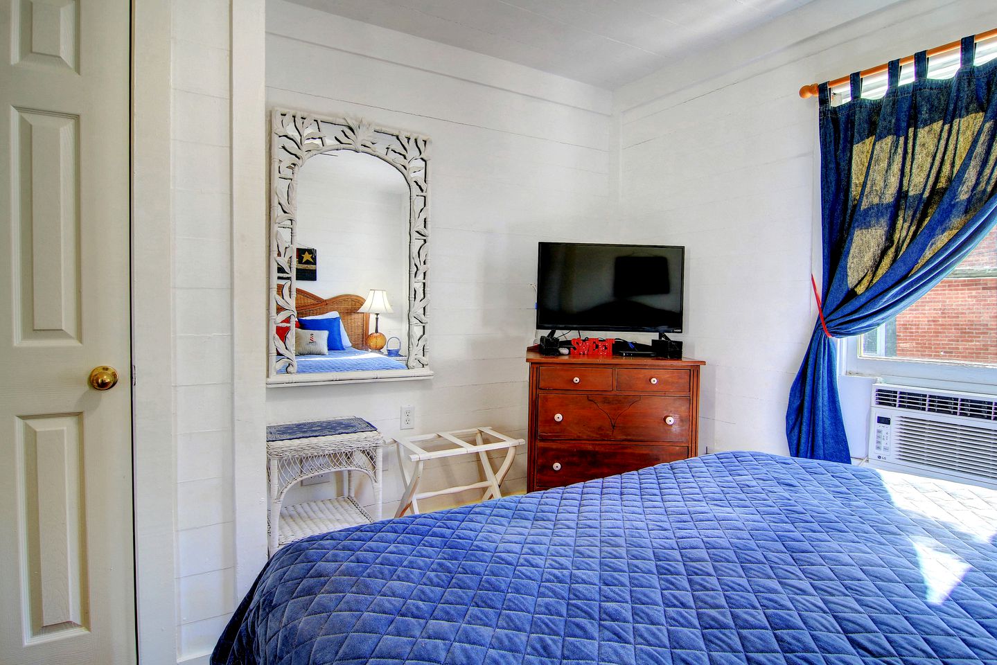 Coast-front Cottage with Barbecue and Hammocks Perfect for Water Sports in Rockport, Texas