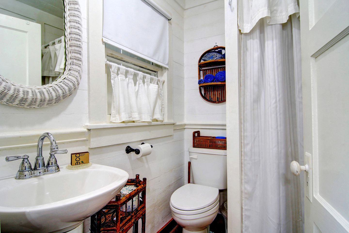 Coast-front Cottage with Barbecue and Hammocks Perfect for Water Sports in Rockport, Texas